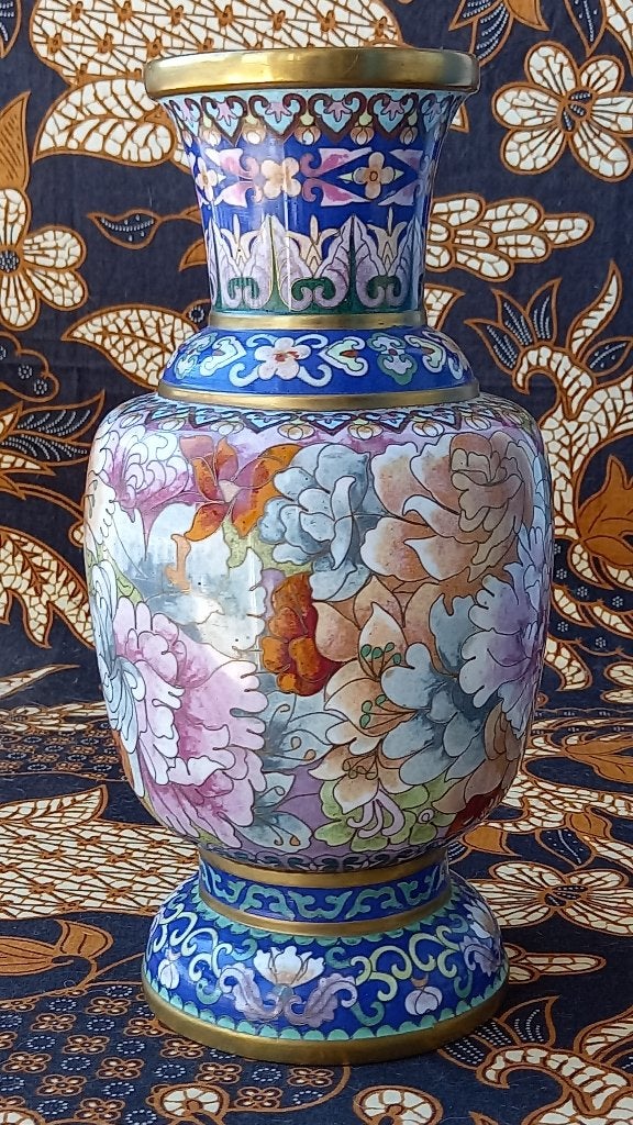 Mooie oude Chinese vaas van cloisonne met bloemen 25 cm.