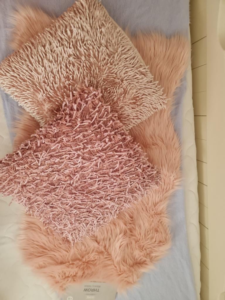rose imitatie schapenvacht  + 2 kussen, Huis en Inrichting, Woonaccessoires | Kussens, Ophalen, Zo goed als nieuw, Roze, Vierkant