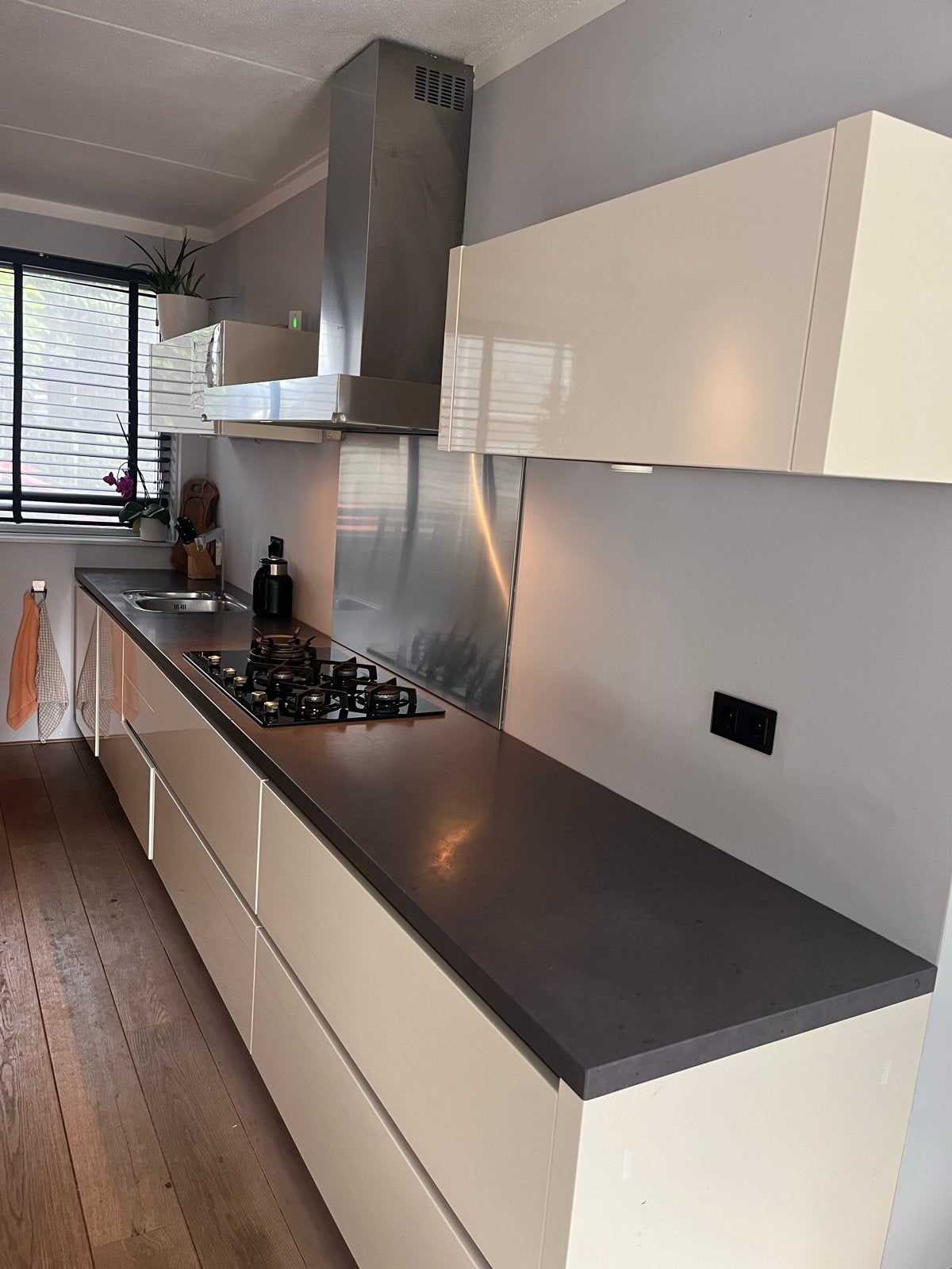 Hoogglans witte keuken met keramiek blad en Siemens apparat, Ophalen, Gebruikt, Wit, Graniet of Steen