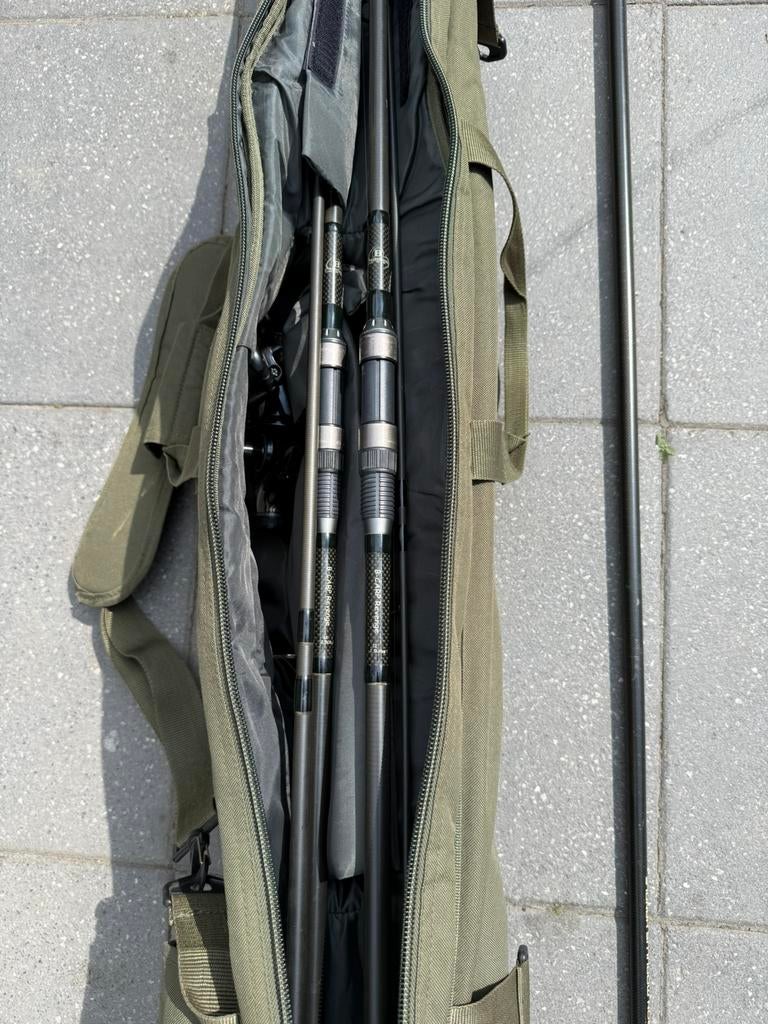 Karperset 2 hengels met Daiwa black widow molens, Ophalen, Zo goed als nieuw, Complete set