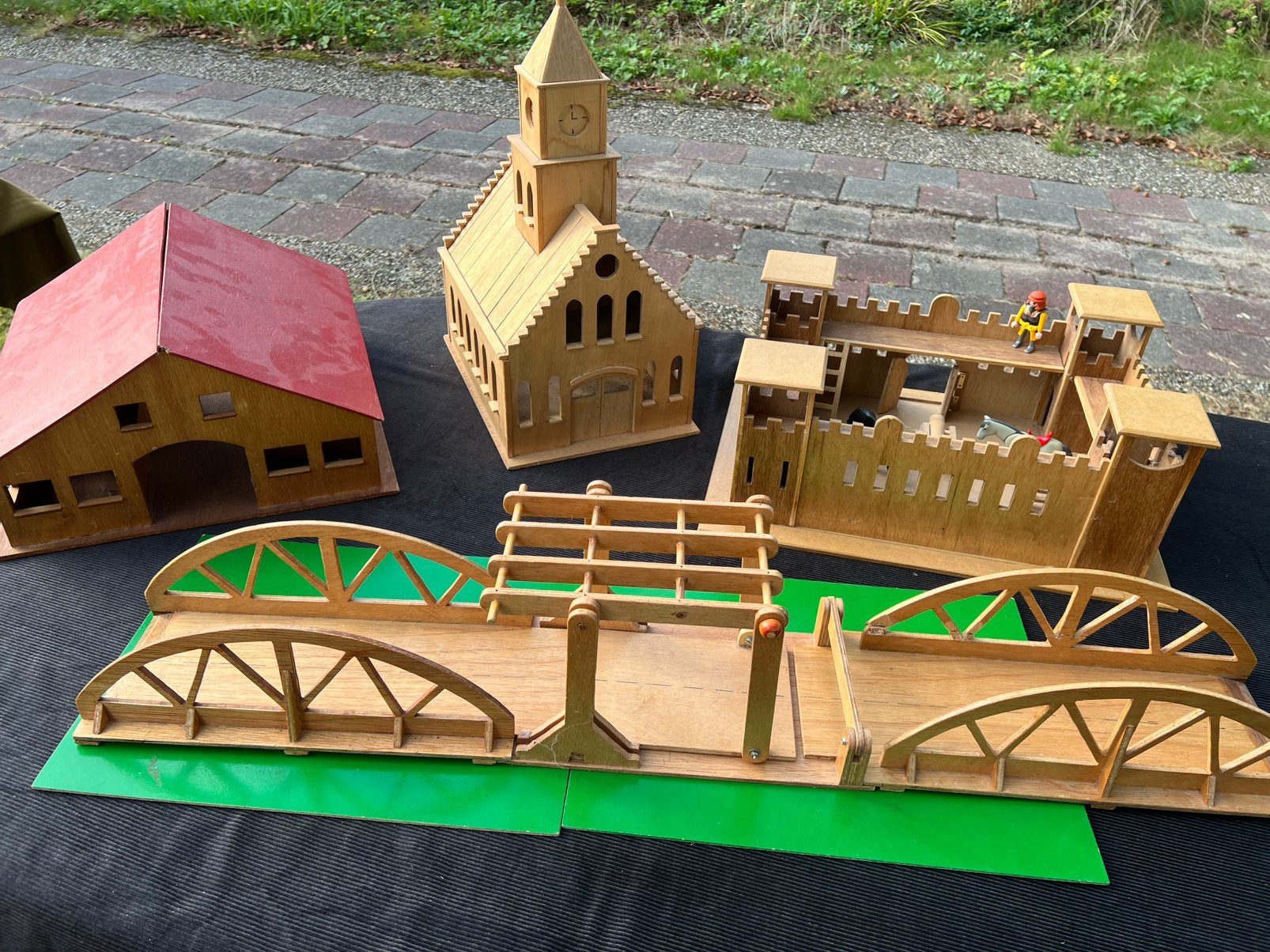 Kerk,ophaalbrug, stal,kasteel uit oude sigarendoosjes gemaak, Ophalen, Zo goed als nieuw, Groter dan 1:32