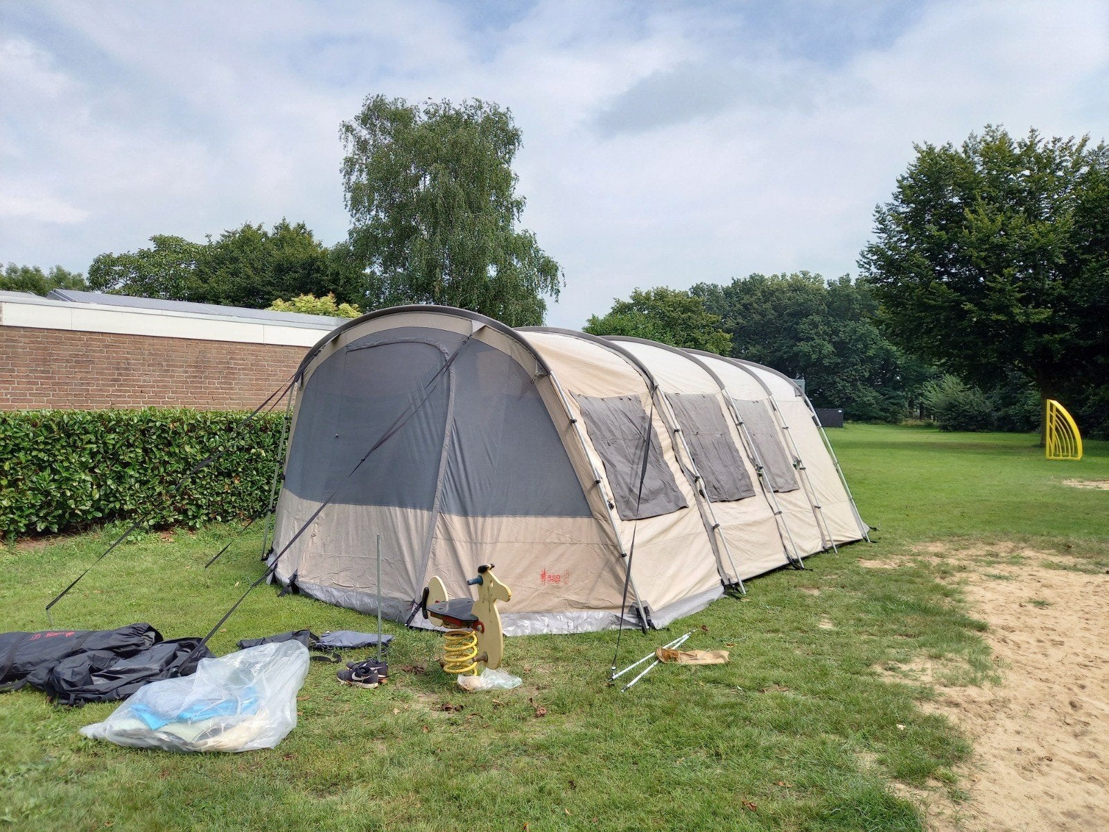 Redwood Outdoor tent 6pers met 1 kapotte buis, Ophalen, Gebruikt