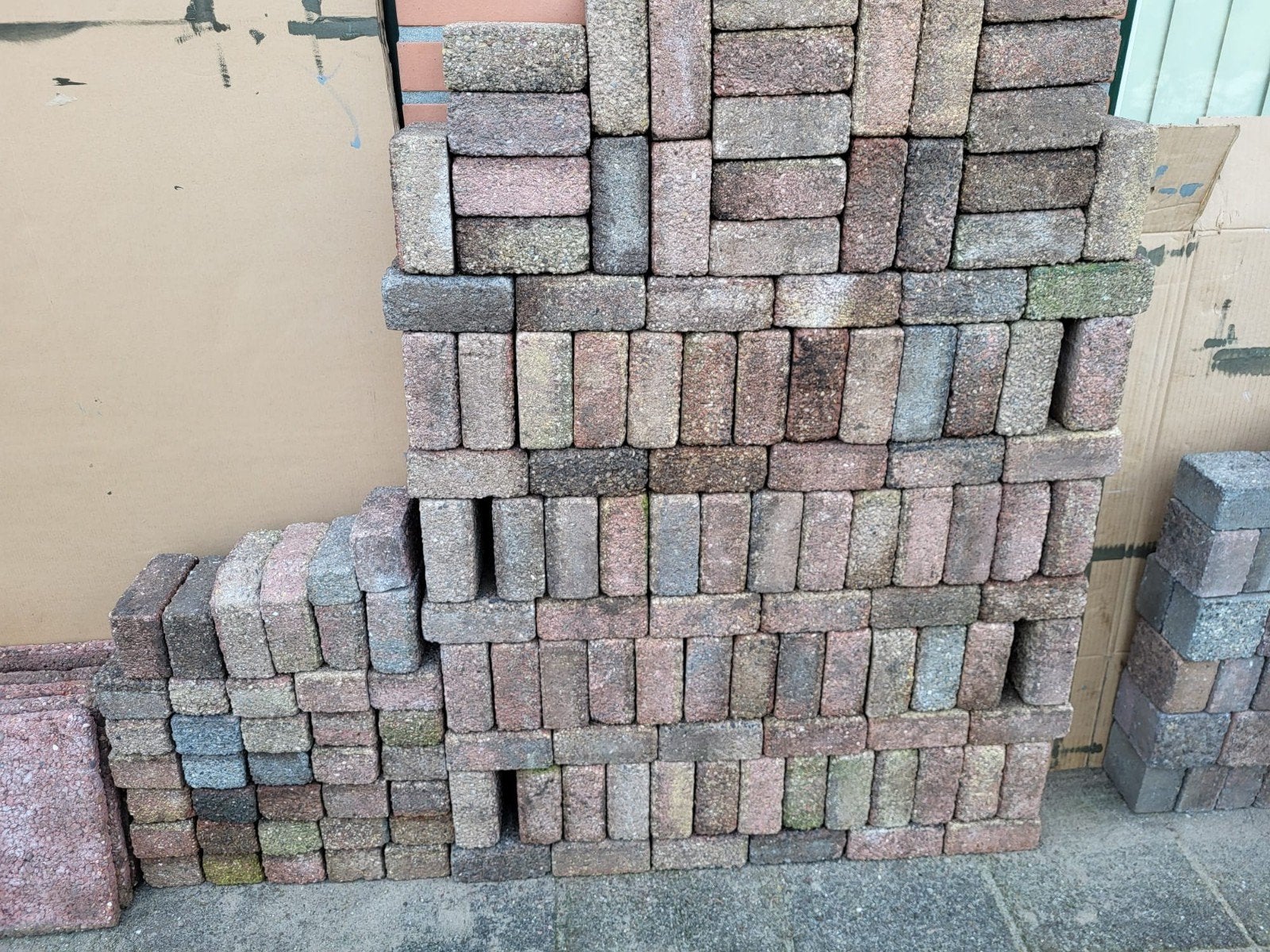 gratis 14x14x6 105 stuks bestratigsstenen, Ophalen, Beton, Klinkers