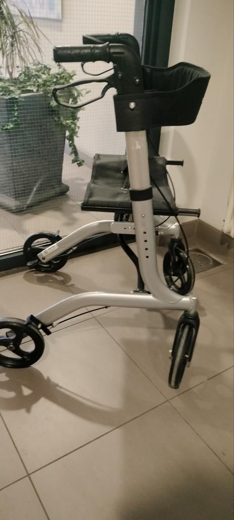 Mooie rollator met tas, Ophalen, Zo goed als nieuw