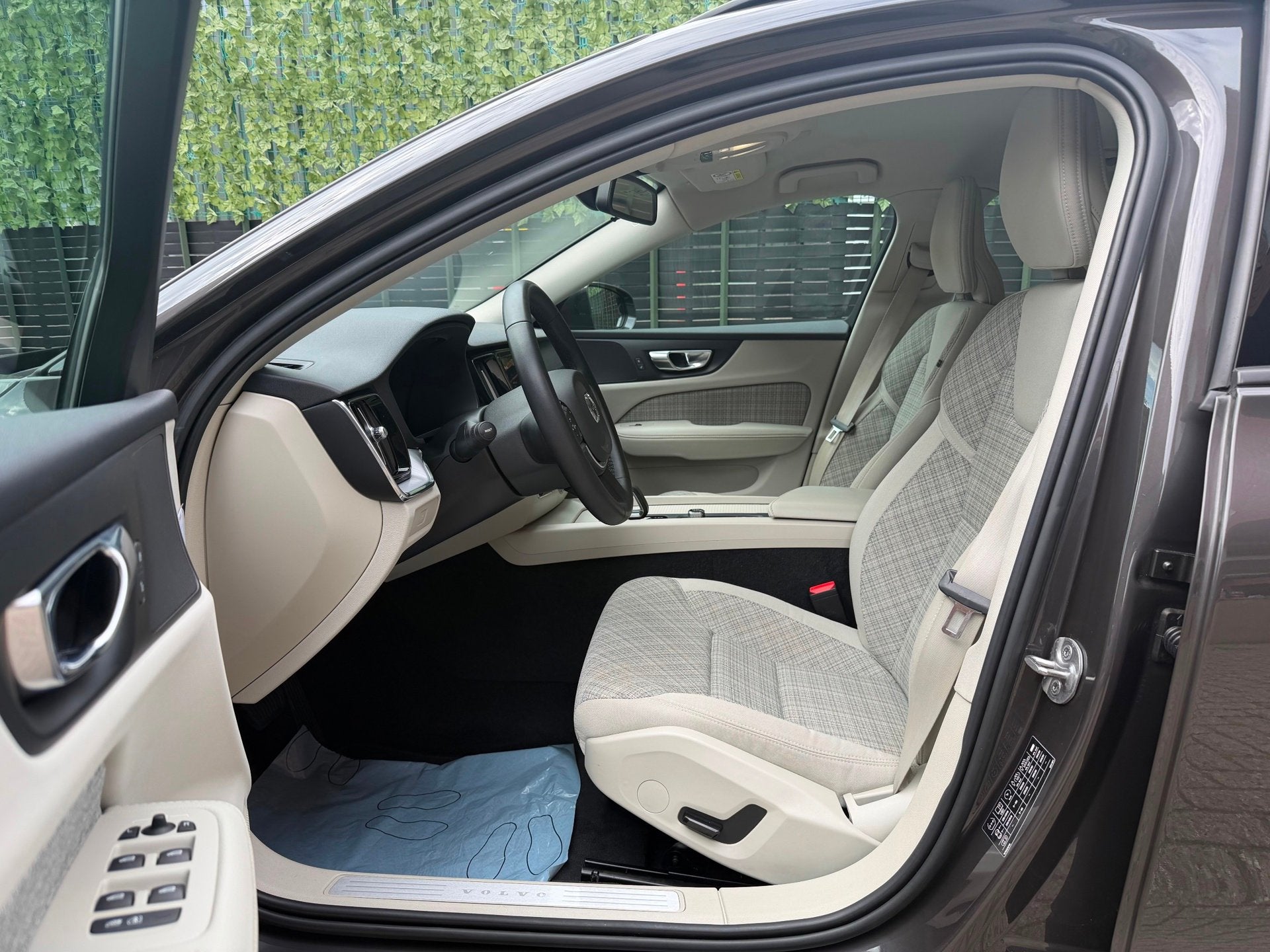 Foto 11 van Volvo V60 2.0 B3 Essential grijs 2022 1EIG|LED|NAVI|NAP