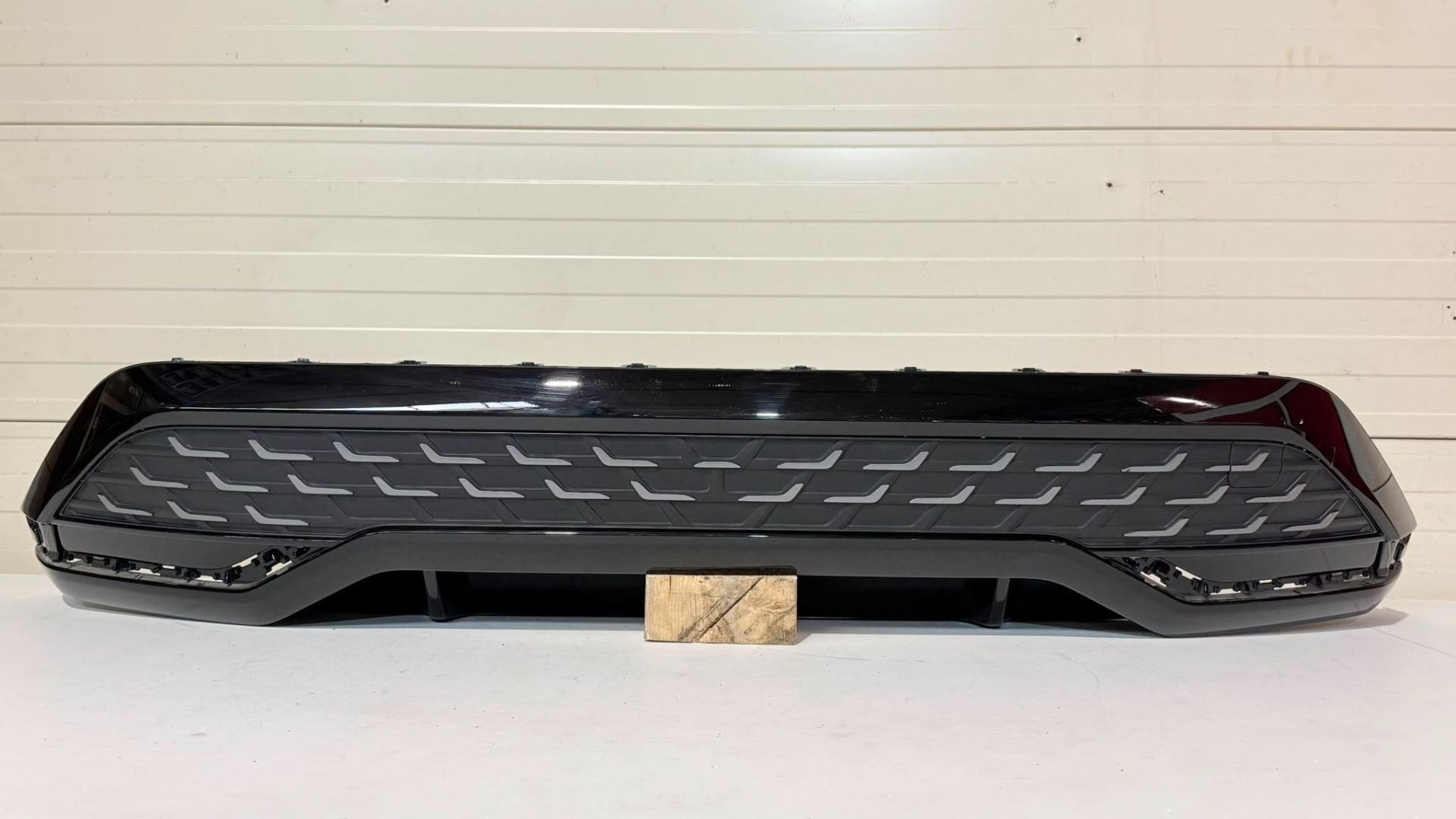 Audi A3 8Y Facelift Diffuser 8Y4807521J, Gebruikt, AUDI AG, Auto-Union-Strasse 1
85045  Ingolstadt, DE, Bumper