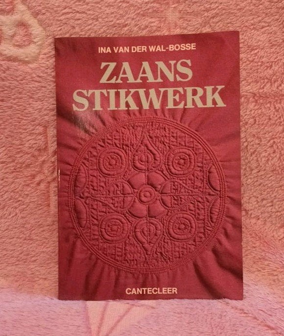Wal-Bosse, Ina van der - Zaans stikwerk en matelassé, Ina van der Wal-Bosse, Ophalen of Verzenden, Zo goed als nieuw, Borduren en Naaien
