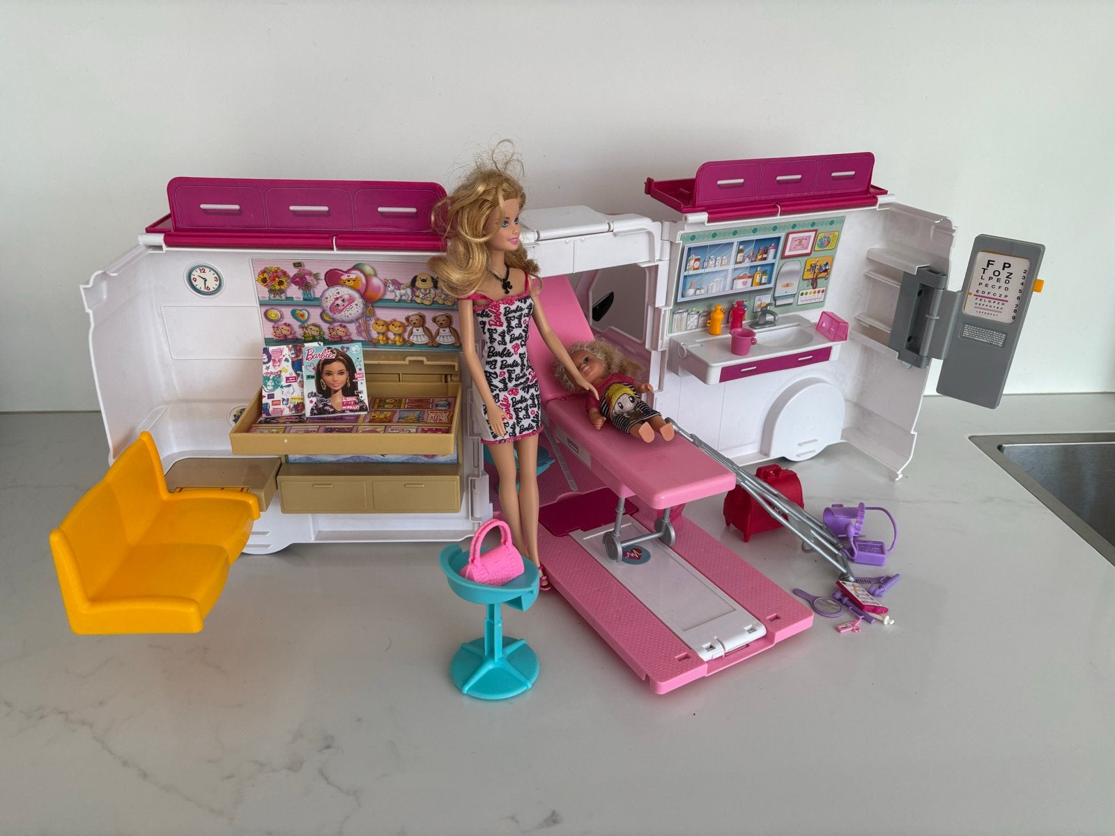 Barbie Camper / Ambulance met Barbie en accessoires, Kinderen en Baby's, Speelgoed | Bouwstenen, Ophalen of Verzenden, Zo goed als nieuw