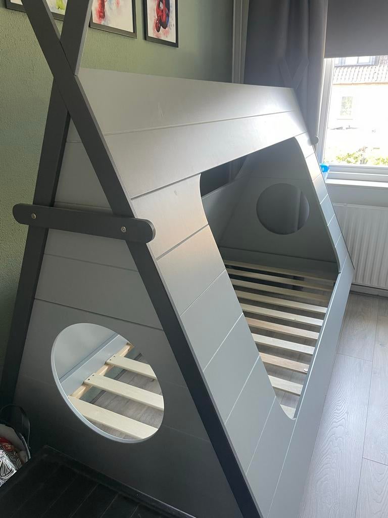 Woood Tipibed - Grijs kinderbed met lattenbodem, Ophalen, 85 tot 100 cm, Gebruikt, Lattenbodem
