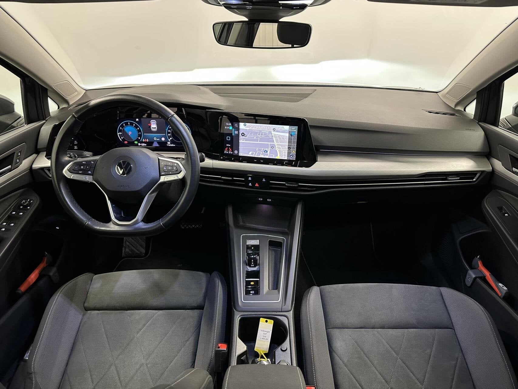 Foto 2 van Volkswagen Golf Variant 1.5 eTSI Life Business CARPLAY NAVI