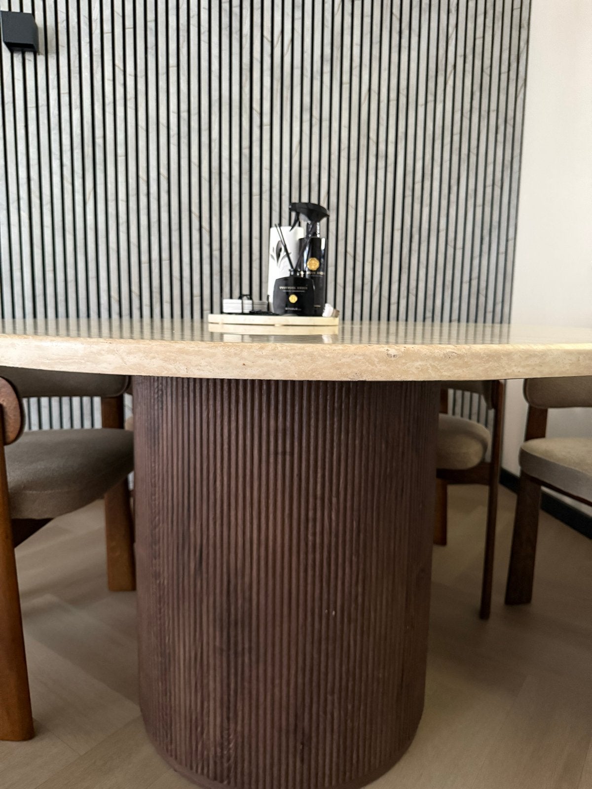 Ronde eettafel met travertin blad en houten onderstel, Huis en Inrichting, Tafels | Eettafels, Ophalen, 100 tot 150 cm, Rond, Zo goed als nieuw