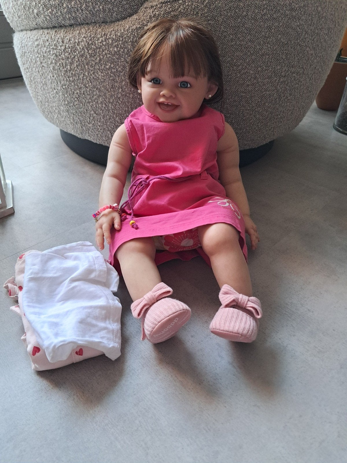 Leuke babypop met stoffen lijfje, maat 62, Kinderen en Baby's, Speelgoed | Poppen, Ophalen of Verzenden