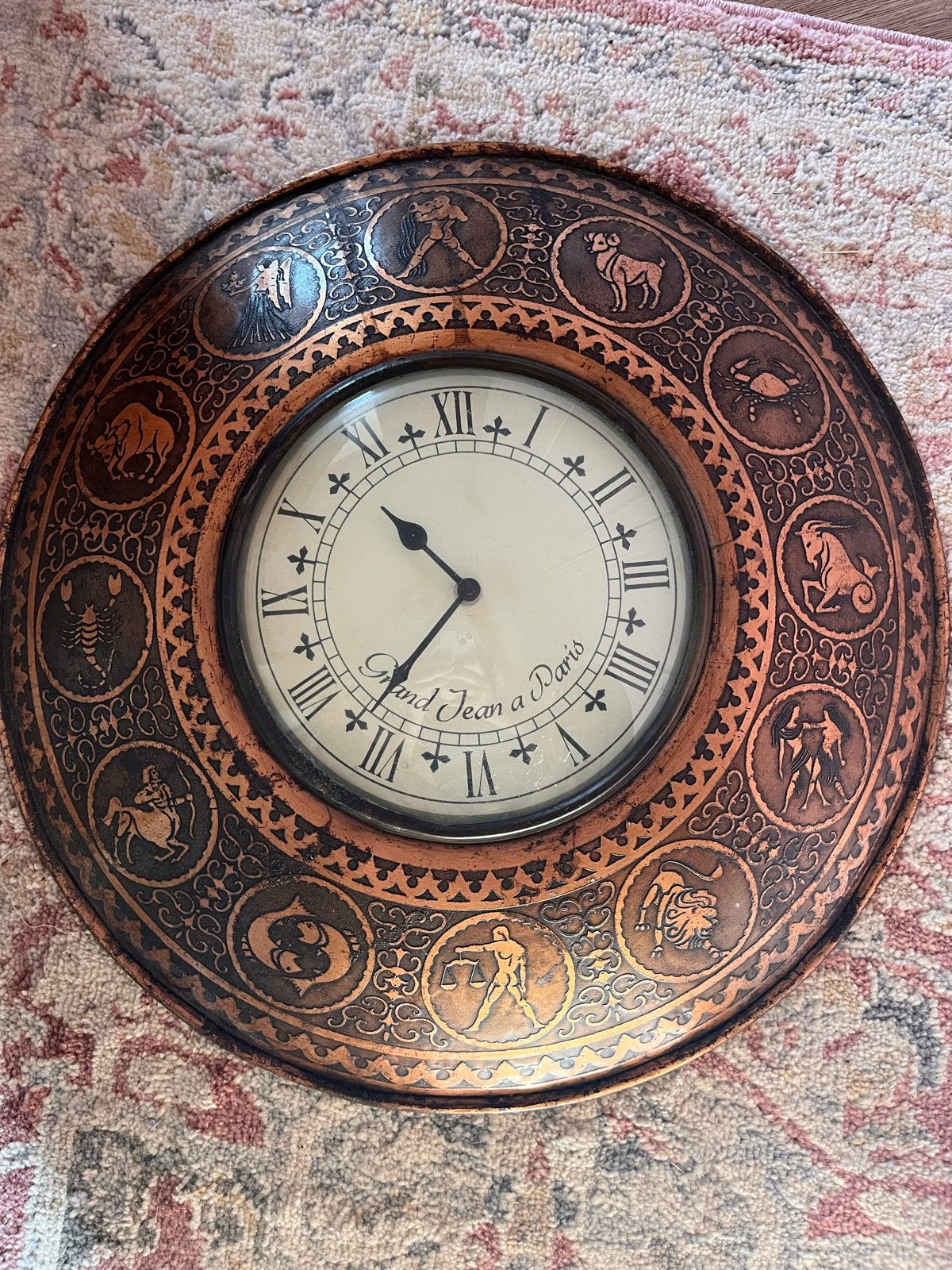 Antieke koperen klok met horoscopen, 45 cm, Antiek en Kunst, Antiek | Klokken, Ophalen of Verzenden