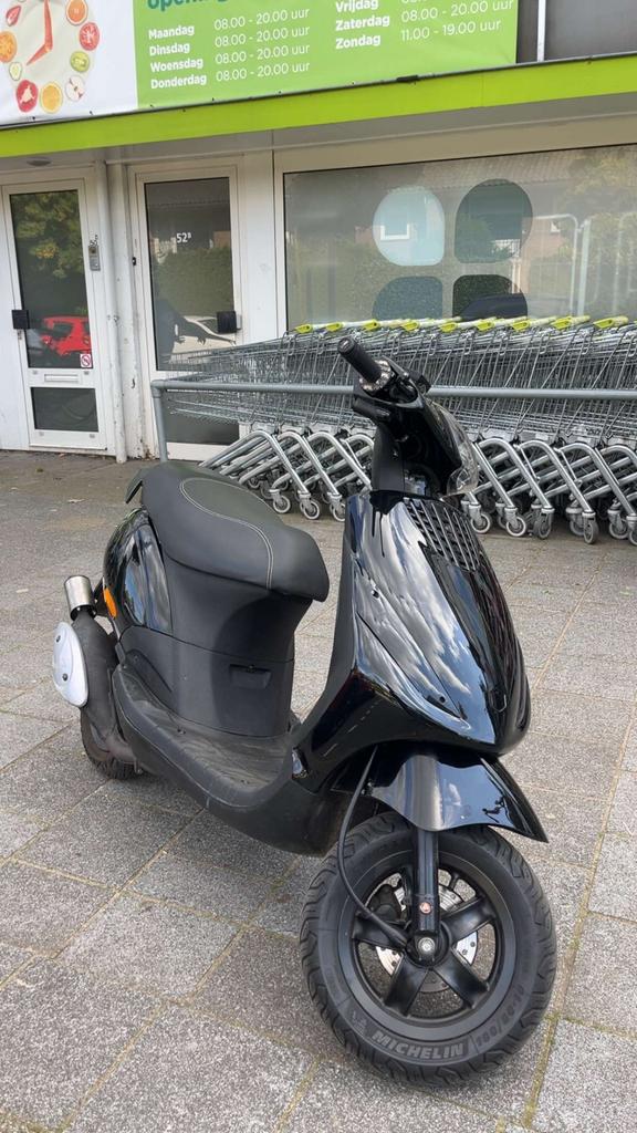 Piaggio zip 2-takt 50cc, Fietsen en Brommers, Scooters | Piaggio, Ophalen of Verzenden, Zo goed als nieuw, Benzine, Zip