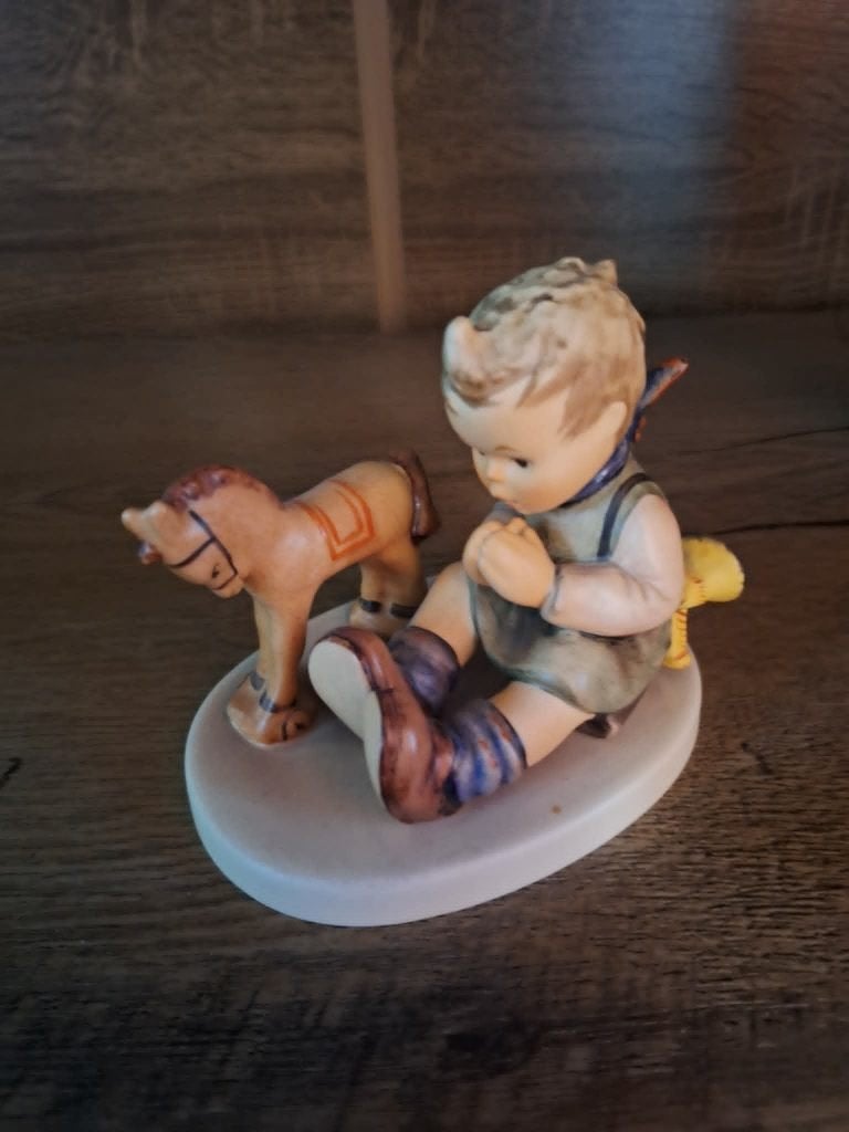 Zittende Jongen met paardje en trompet - hummel/goebel, Ophalen, Zo goed als nieuw, Hummel