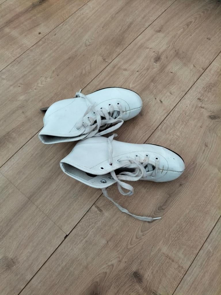 Kunstschaatsen witte maat 29 en de zwarte maat 30, Sport en Fitness, Schaatsen, Ophalen of Verzenden, Zo goed als nieuw, Kunstschaatsen