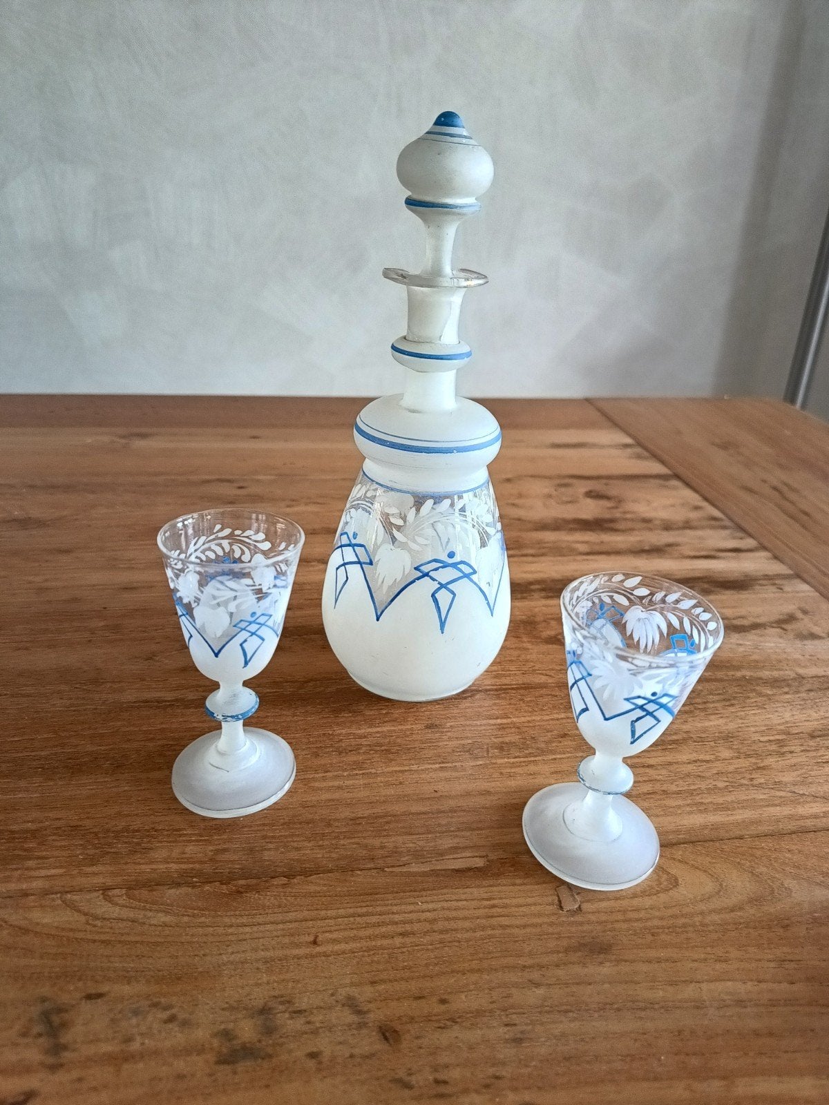Antieke karaf met 2 glaasjes, wit met blauw decor, Ophalen of Verzenden