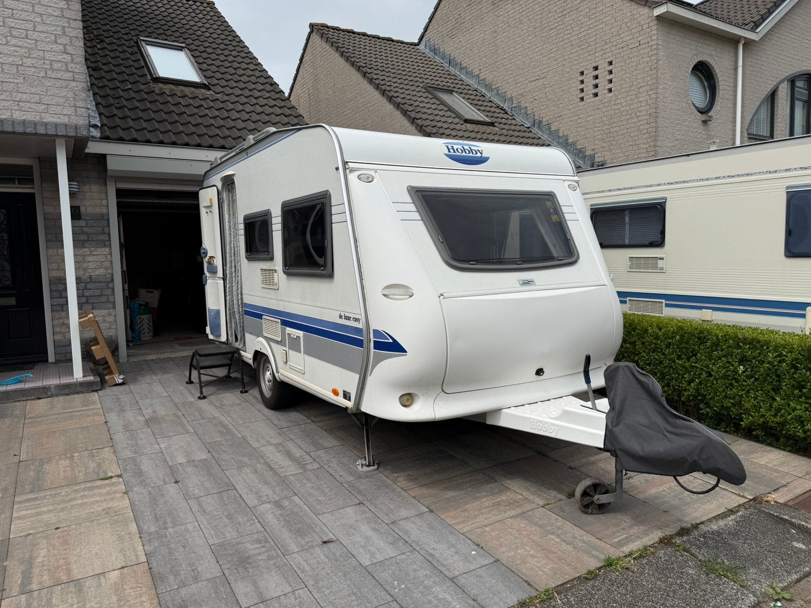 Hobby Easy Deluxe 400KB uit 2004 met stapelbed, Hobby, Luifel, Treinzit, 750 - 1000 kg