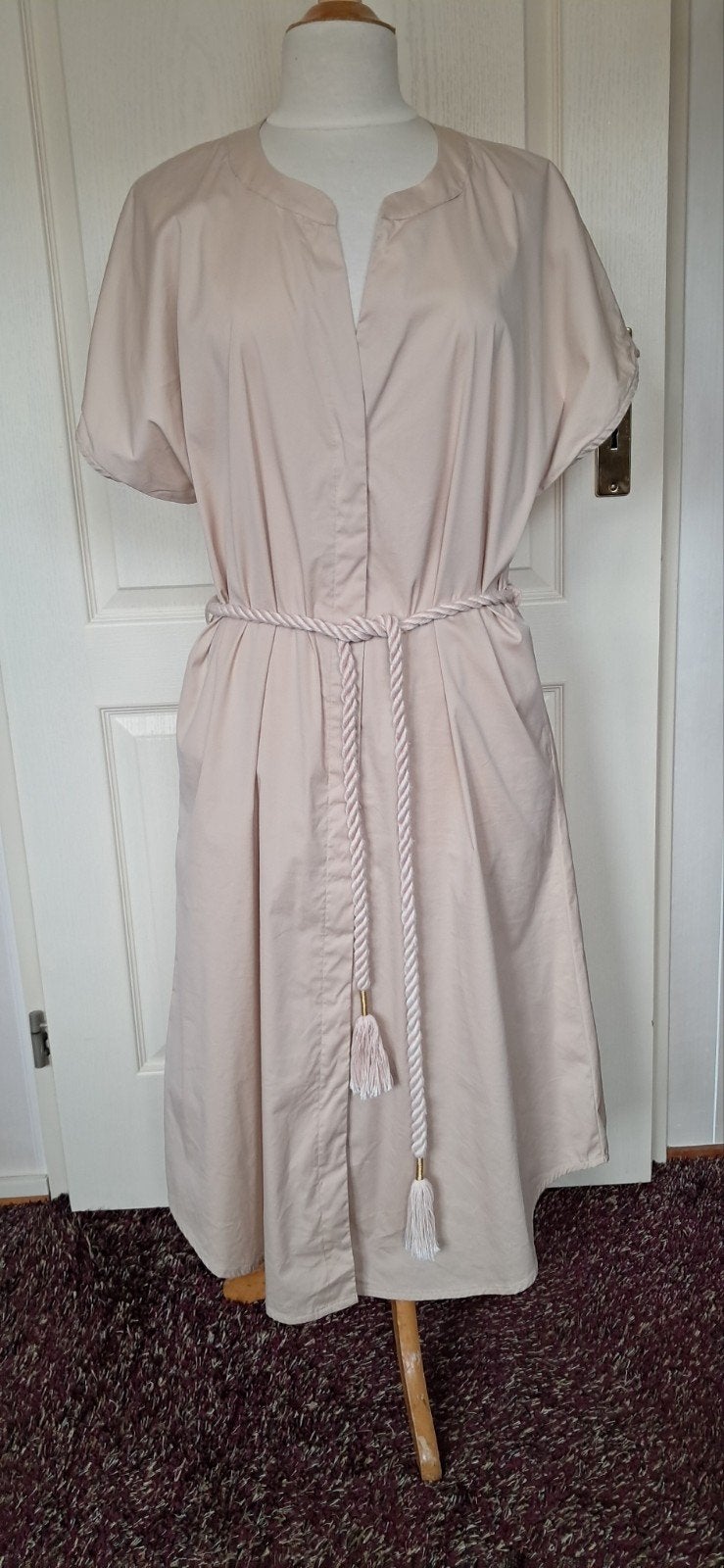 Toupy jurk maat 42 beige met gedraaid taillelint, Beige, Maat 42/44 (L), Onbekend, Ophalen of Verzenden