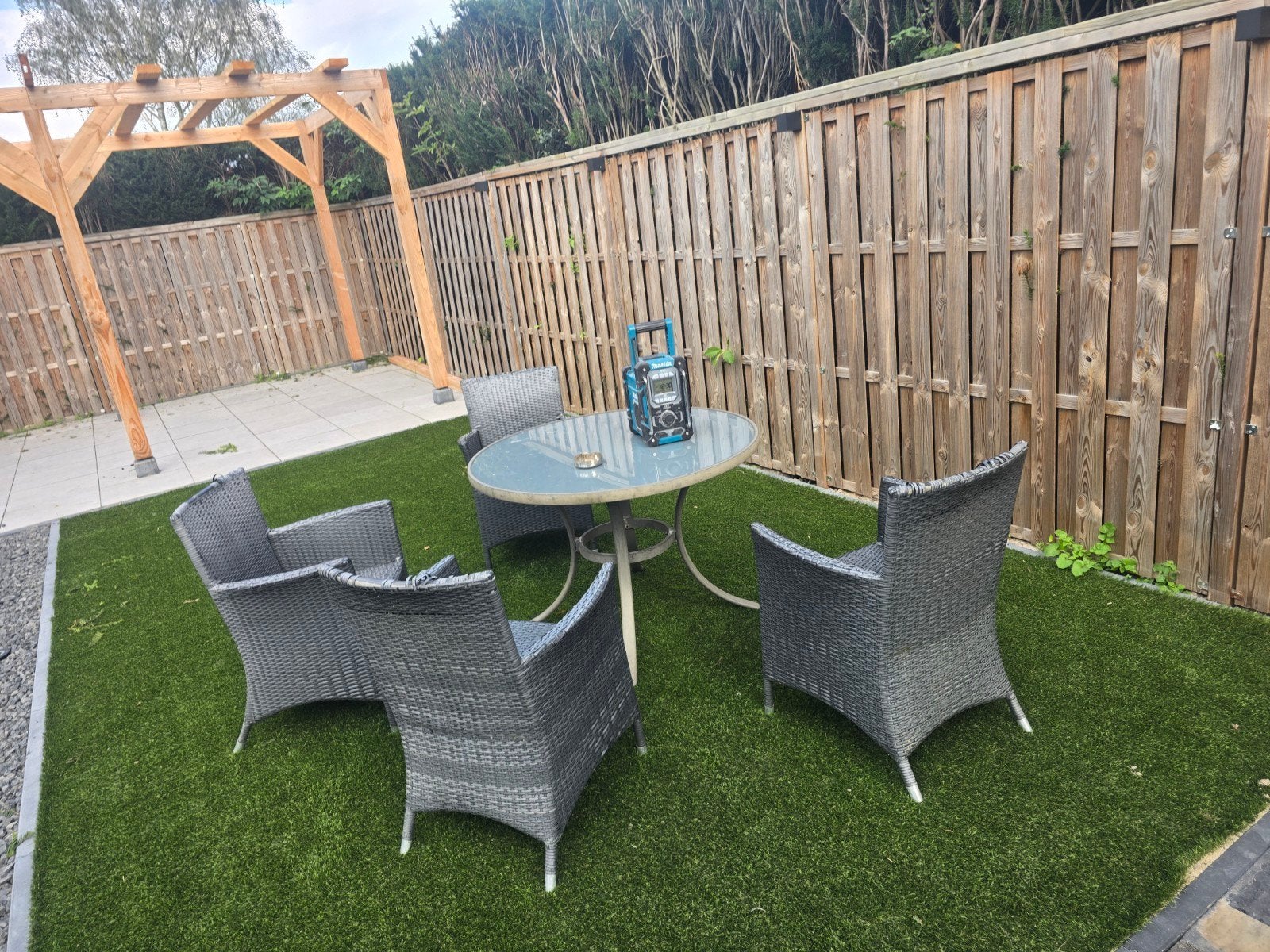 Stijlvolle tuinset met 4 stoelen en glazen tafel, 4 zitplaatsen, Gebruikt, Ophalen of Verzenden, Wicker