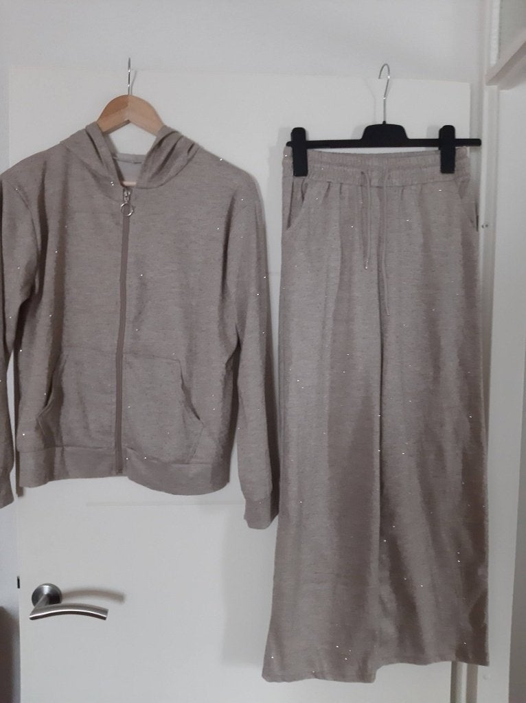 1x Gedragen supergaaf (huis)pak met strass steentjes Mt M, Ophalen of Verzenden, Nieuw, Maat 38/40 (M), Beige