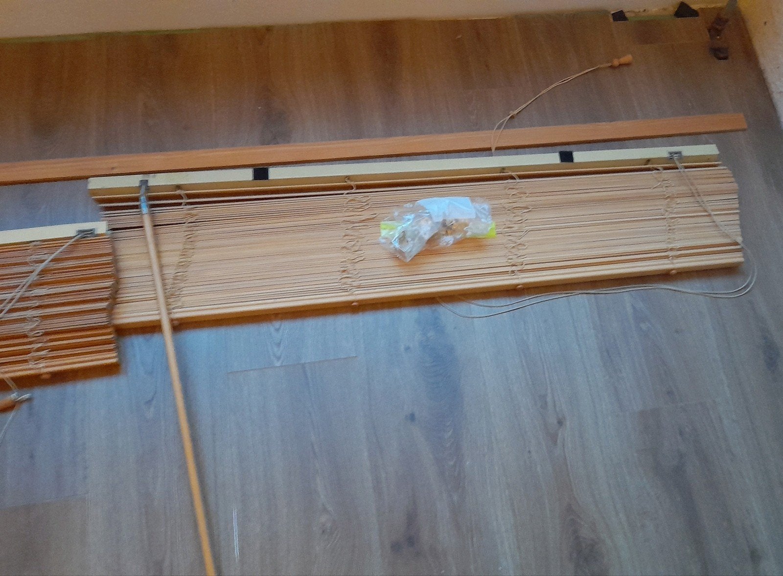Gratis af te halen: 2x lichte houten lamellen, Ophalen, Gebruikt, Beige, 220 cm
