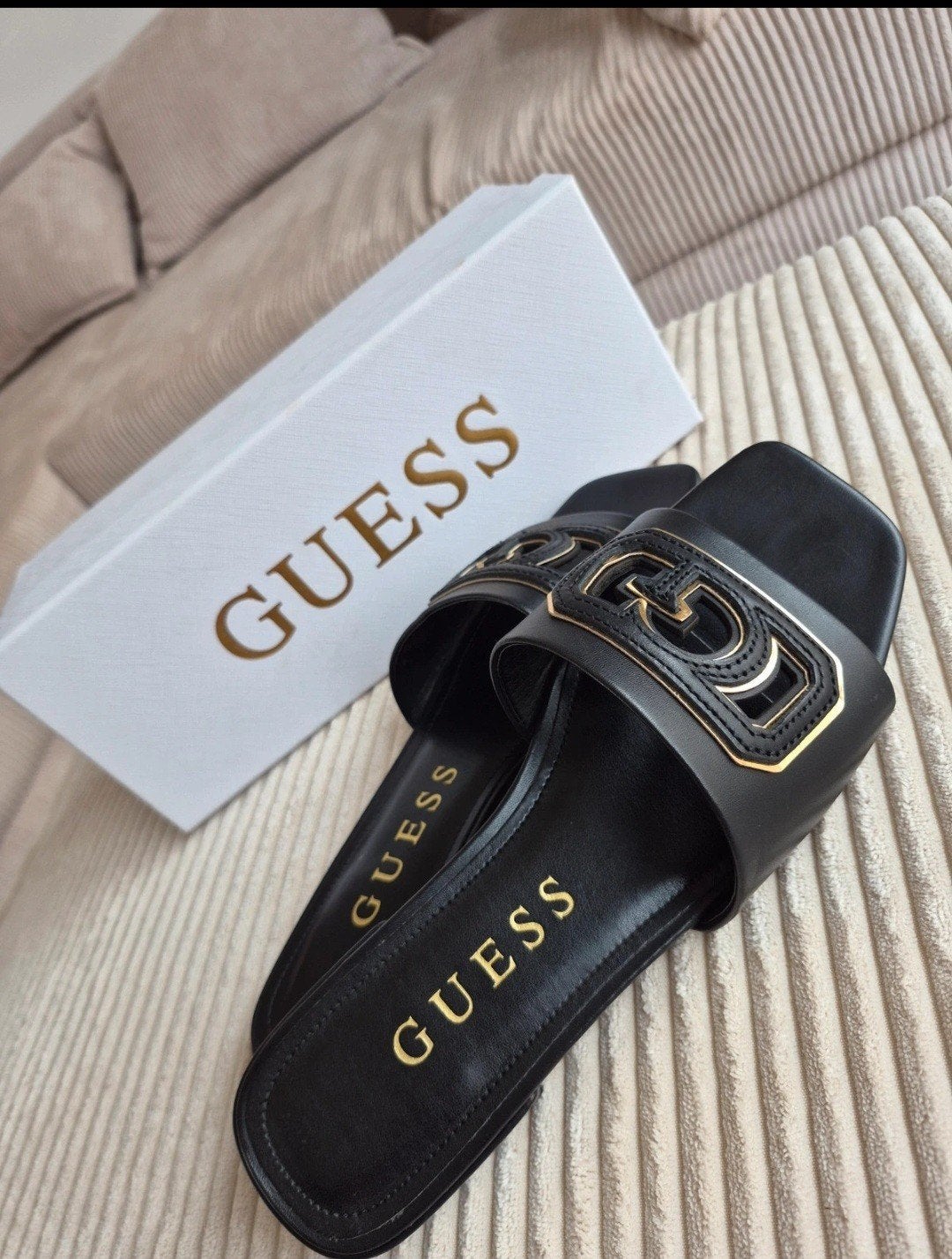 Guess Slippers Zwart met Gouden Details - Maat 39, Slippers, Guess, Zwart, Ophalen of Verzenden