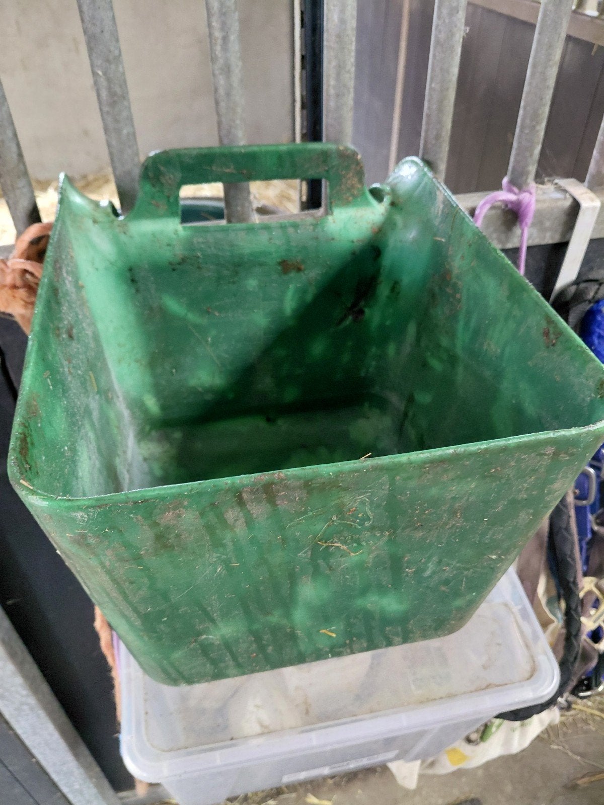 2x stevig kunststof voerbakken, Ophalen of Verzenden, Zo goed als nieuw, Voerbak/-ton