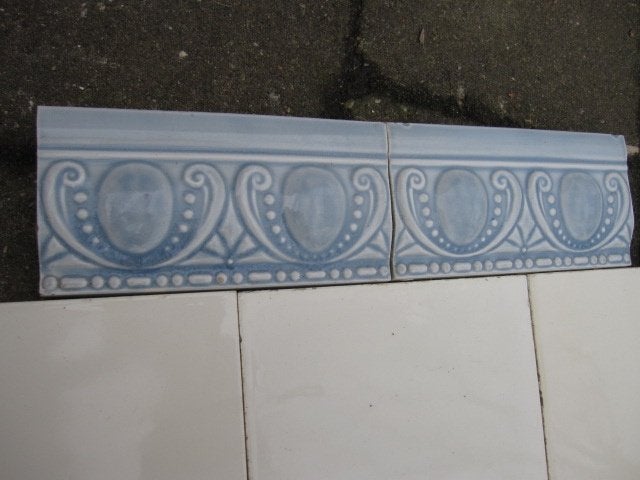 antieke grijsblauwe randtegels met motief in relief, Ophalen
