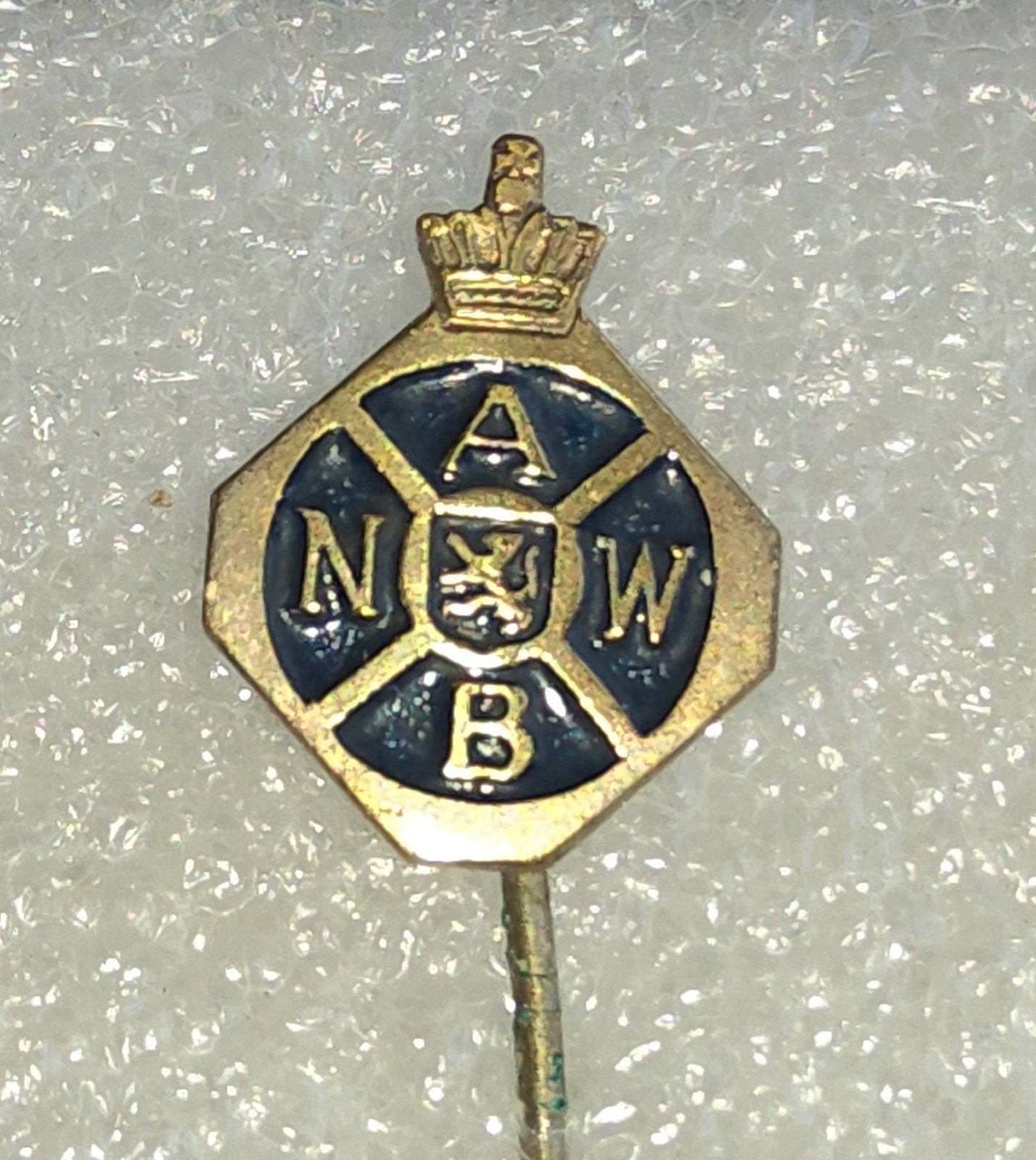 Vintage ANWB Speldje met Kroon en Leeuw, Ophalen of Verzenden, Gebruikt, Merk, Speldje of Pin