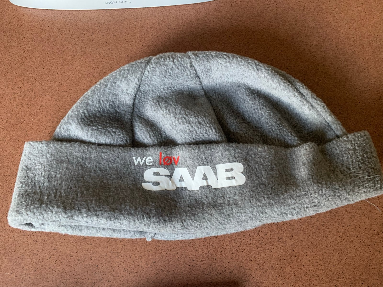 Grijze fleece muts "we lóv SAAB", Ophalen, Zo goed als nieuw, One size fits all, Pet