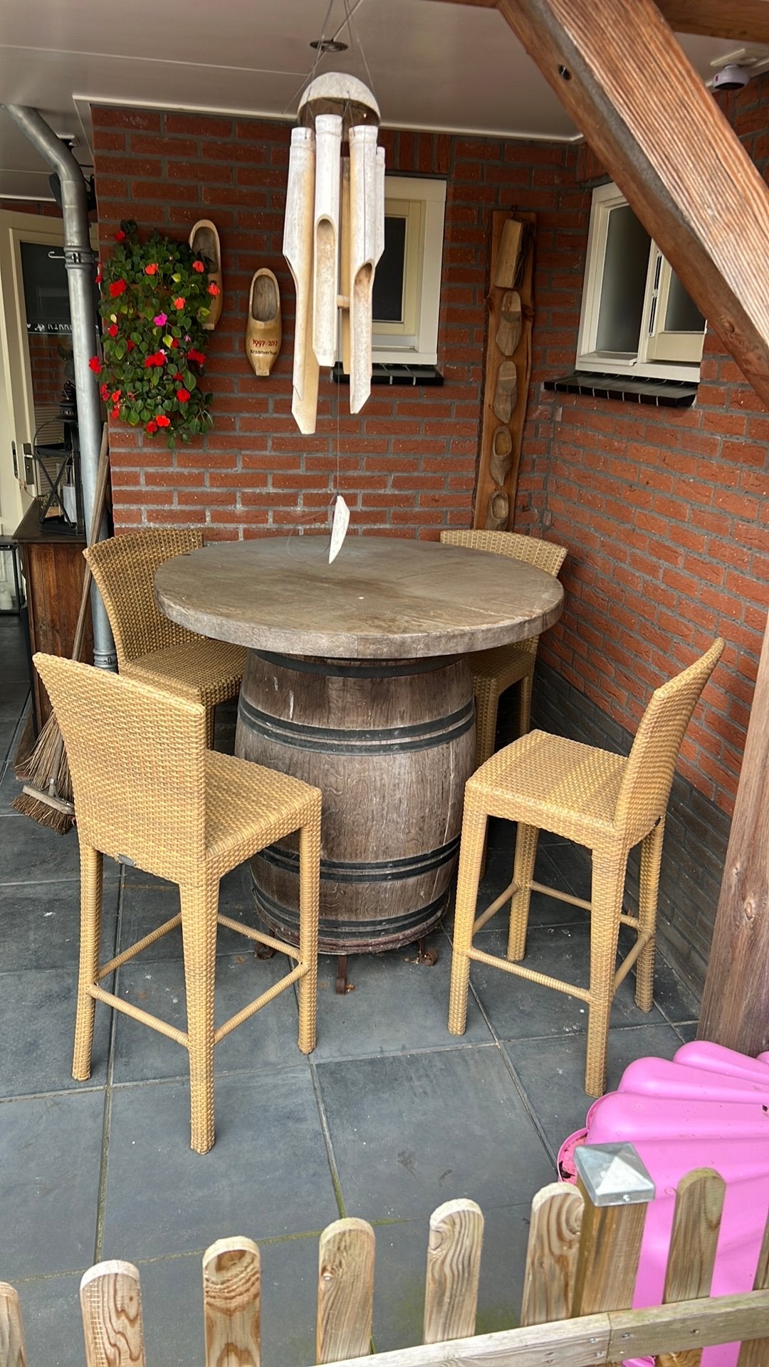 Stamtafel met 4 barkrukken, Ophalen, Zo goed als nieuw