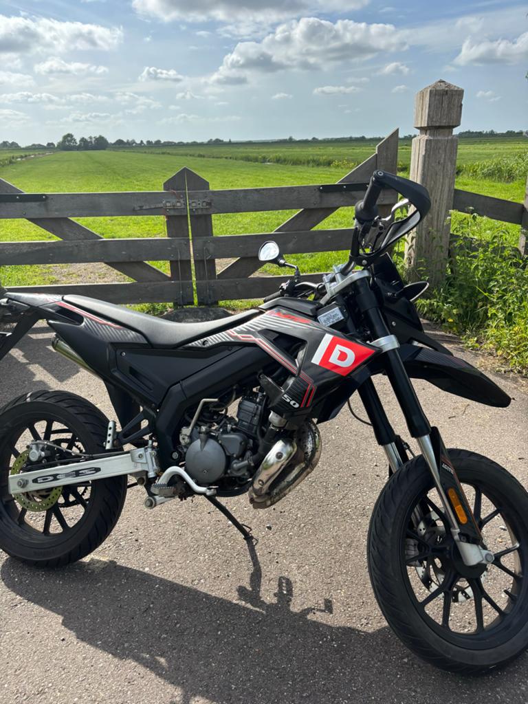 Derbi Senda Limited edition 2020 (lage kilometerstand), Fietsen en Brommers, Brommers | Derbi, Ophalen, Zo goed als nieuw