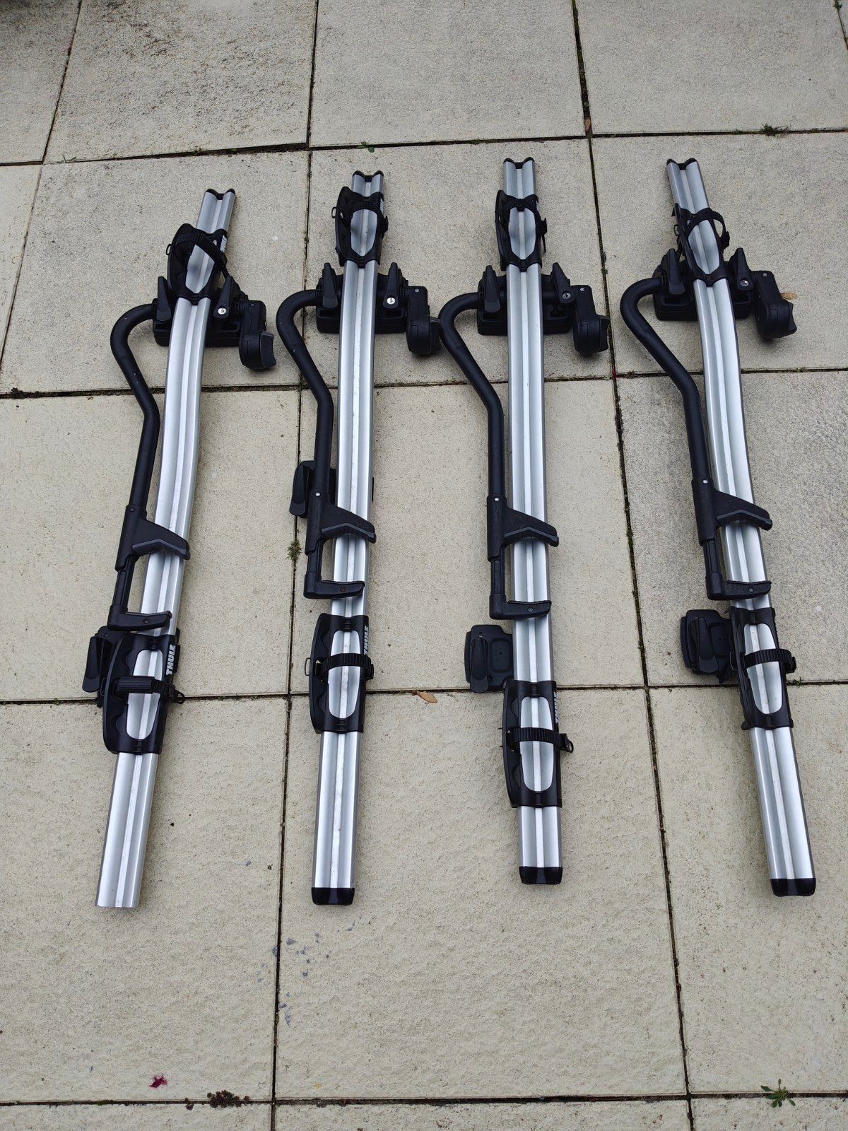 Thule Proride 591 fietsendragers voor dakmontage (4 stuks), 3 fietsen of meer, Gebruikt, Verzenden, Brede banden