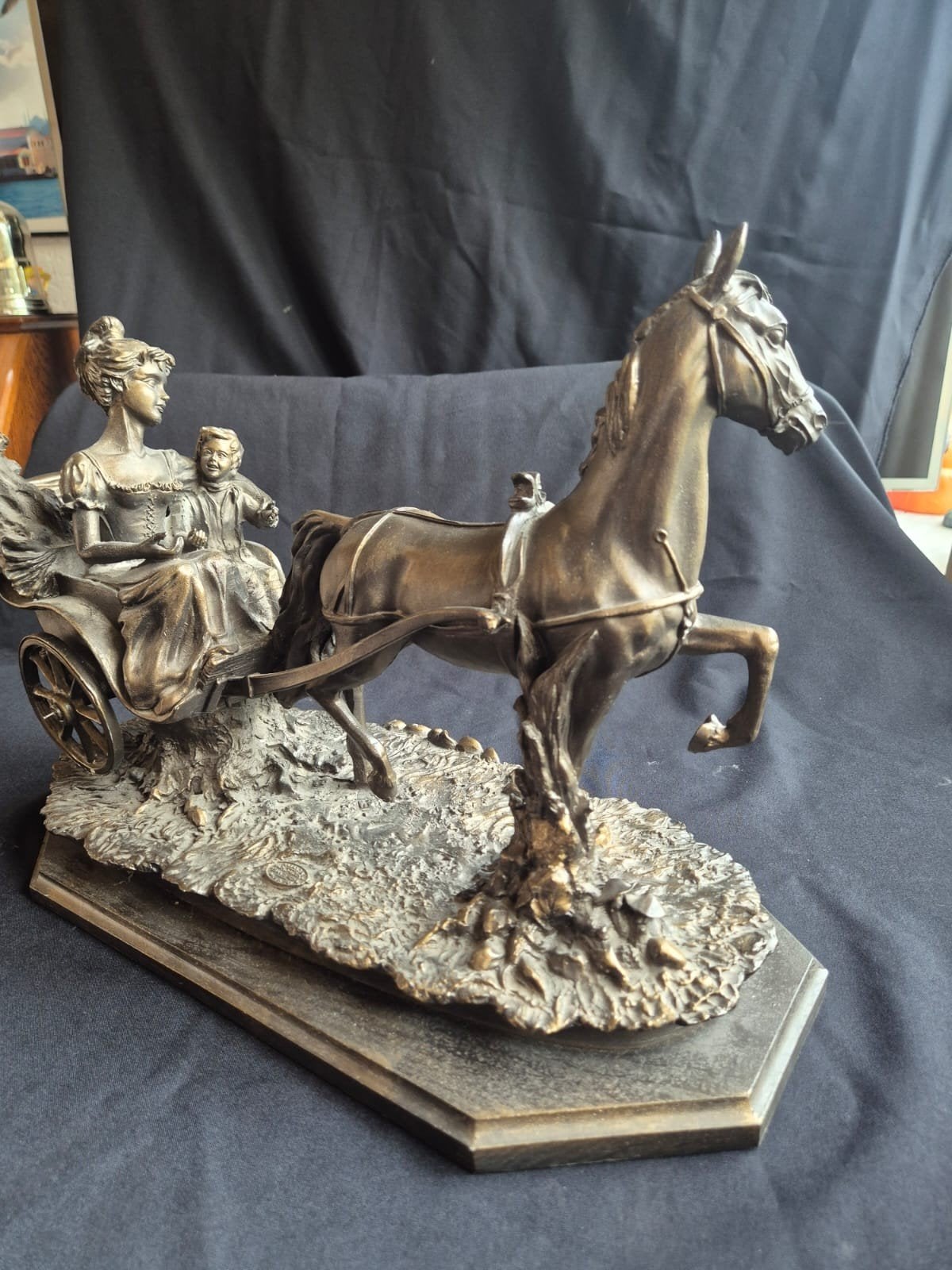 Bronzen beeld: Vrouw en kind in koets getrokken door paard, Gemerkt, Ophalen of Verzenden, Brons, 20 - 50 cm