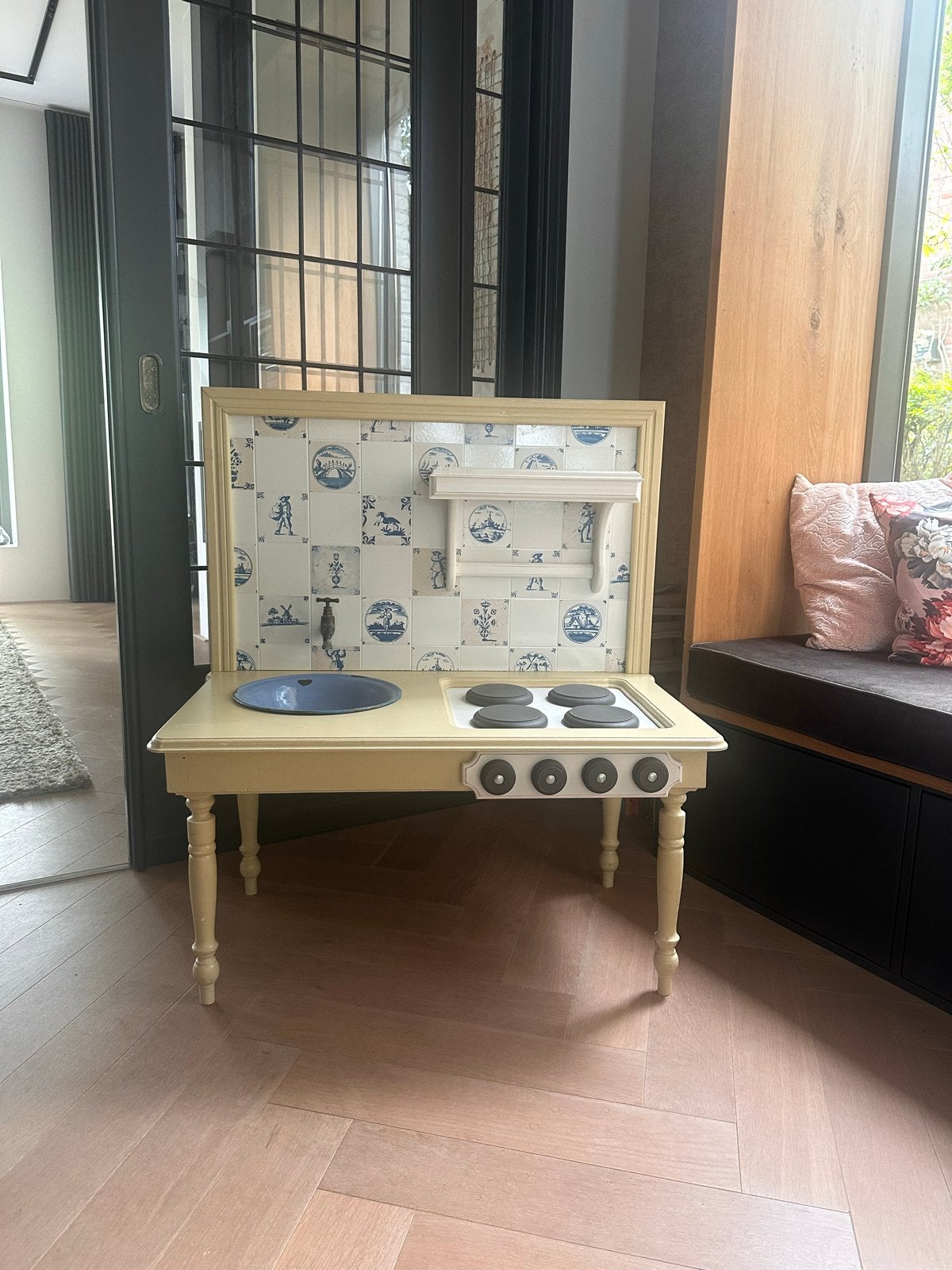 Handgemaakt jaren '30 kinderkeukentje met Delfts blauw, Ophalen, Zo goed als nieuw, Meubelstuk of Keukentje