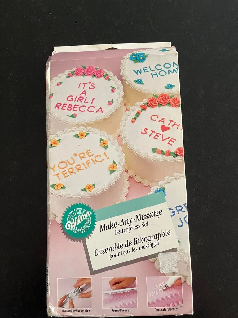 Wilton Letterpress Set - Maak je eigen taartberichten!, Ophalen of Verzenden, Nieuw, Taarten of Cupcakes, Versiering