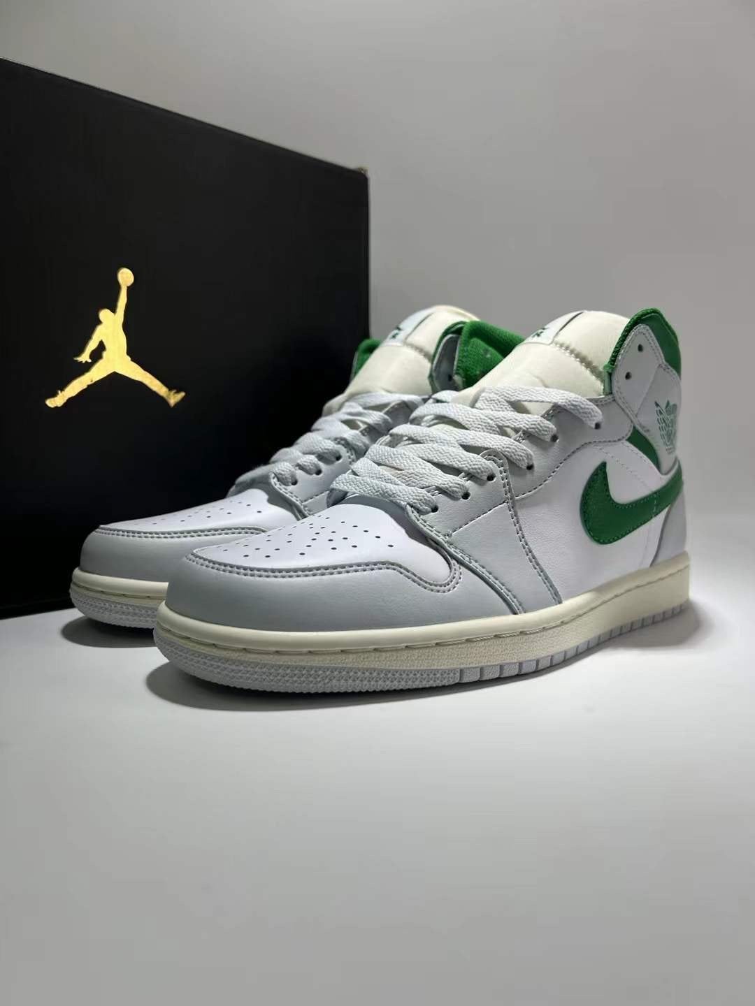 Nike Air Jordan 1 Mid wit grijs groen - Nieuw, Verzenden, Nieuw, Wit, Sneakers of Gympen
