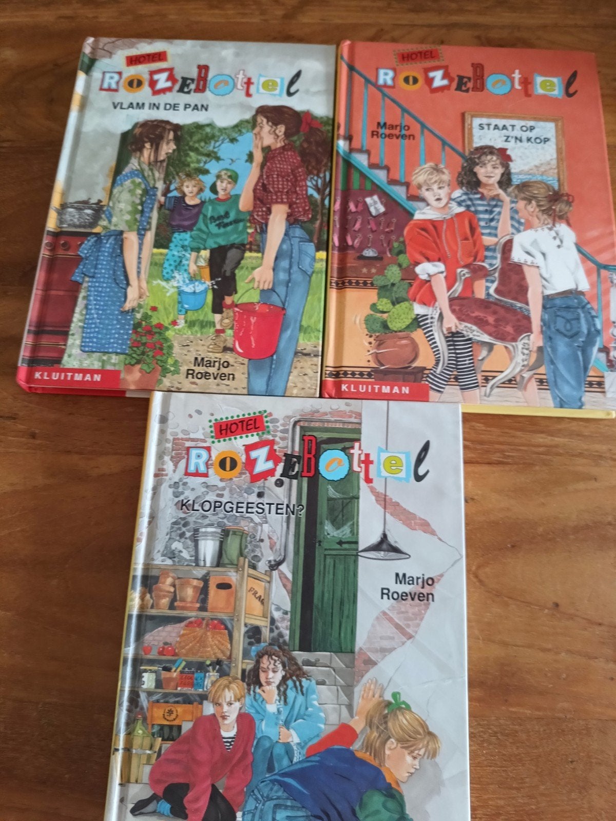 M. Roeven - Klopgeesten? Drie leesboeken hotel rozebottel, Ophalen of Verzenden, Zo goed als nieuw, M. Roeven