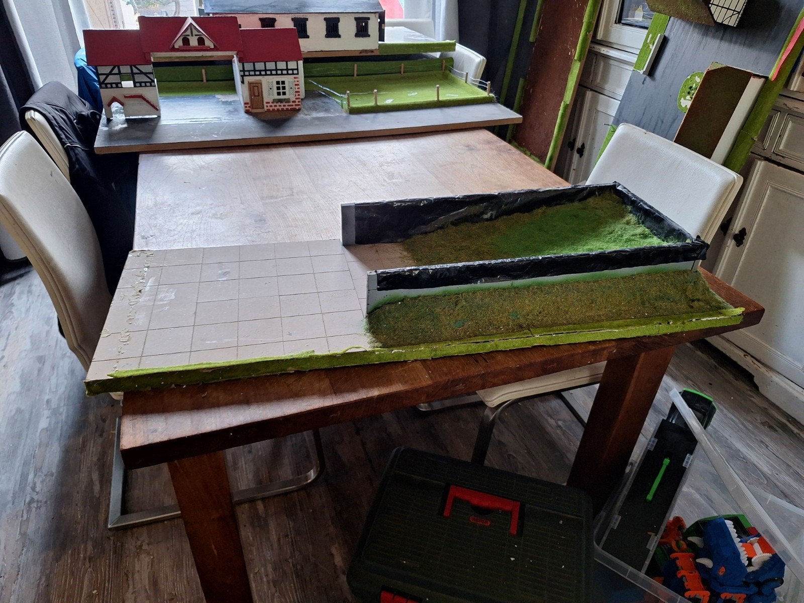 Diorama 1.32 ondergrond met gras en tegels, Hobby en Vrije tijd, Modelauto's | 1:32, Ophalen, Gebruikt, Overige typen, Overige merken