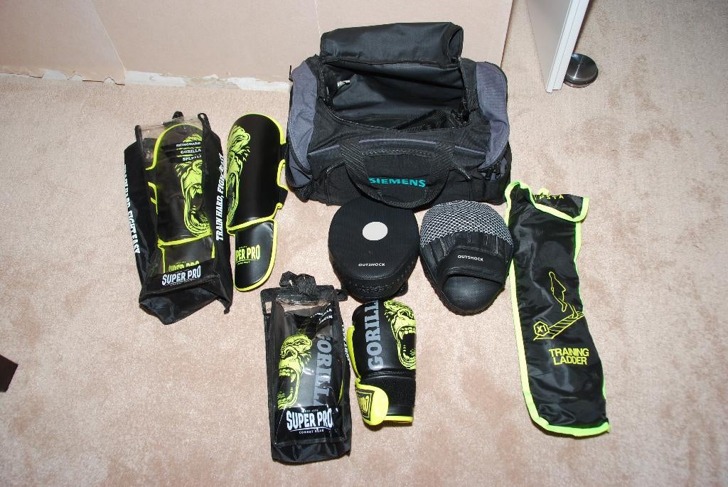 Diverse Kickboks artikelen. Handschoenen, scheenbeschermers, Gebruikt, Overige, Maat XS of kleiner, Vechtsportmateriaal