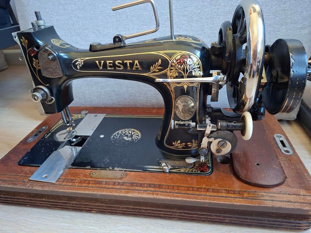 Antieke Vesta-naaimachine met koffer, Ophalen