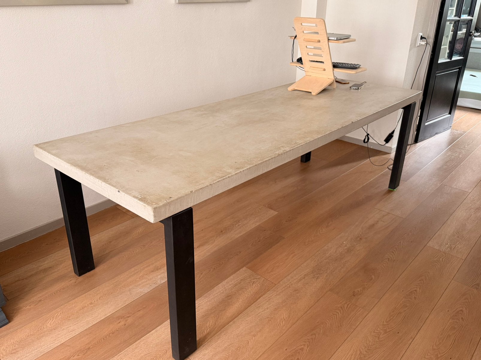 Eettafel beton met zwart metalen onderstel, Huis en Inrichting, Tafels | Eettafels, Ophalen, 200 cm of meer, 50 tot 100 cm, Zo goed als nieuw