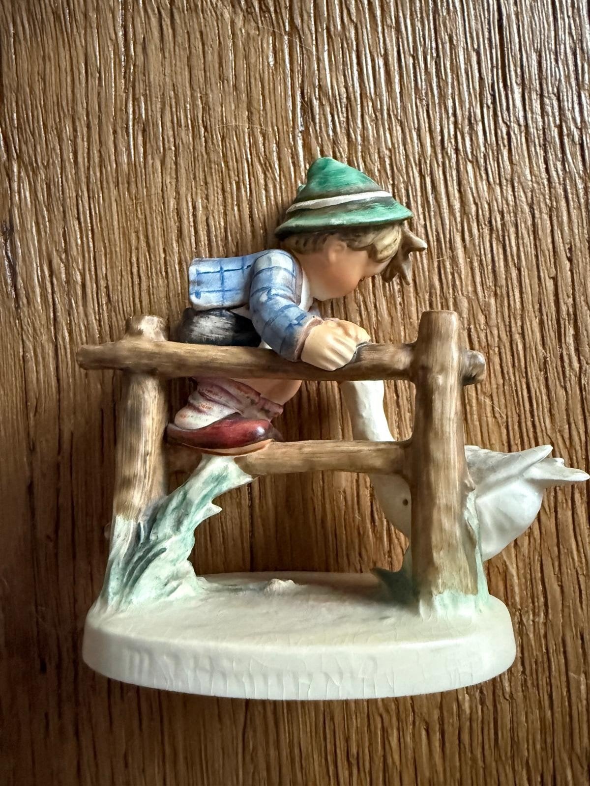 Hummel beeldje: Jongen met gans bij hek (195/1), Ophalen of Verzenden