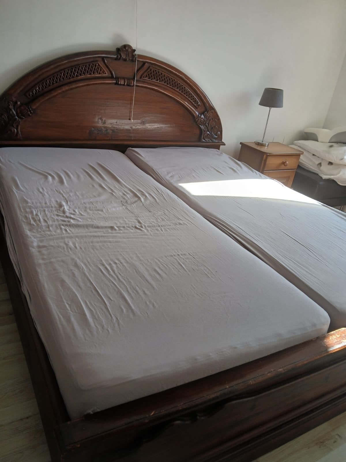 Klassiek tweepersoonsbed met sierlijk hoofdbord, Huis en Inrichting, Gebruikt, Bruin, Tweepersoons, Ophalen of Verzenden
