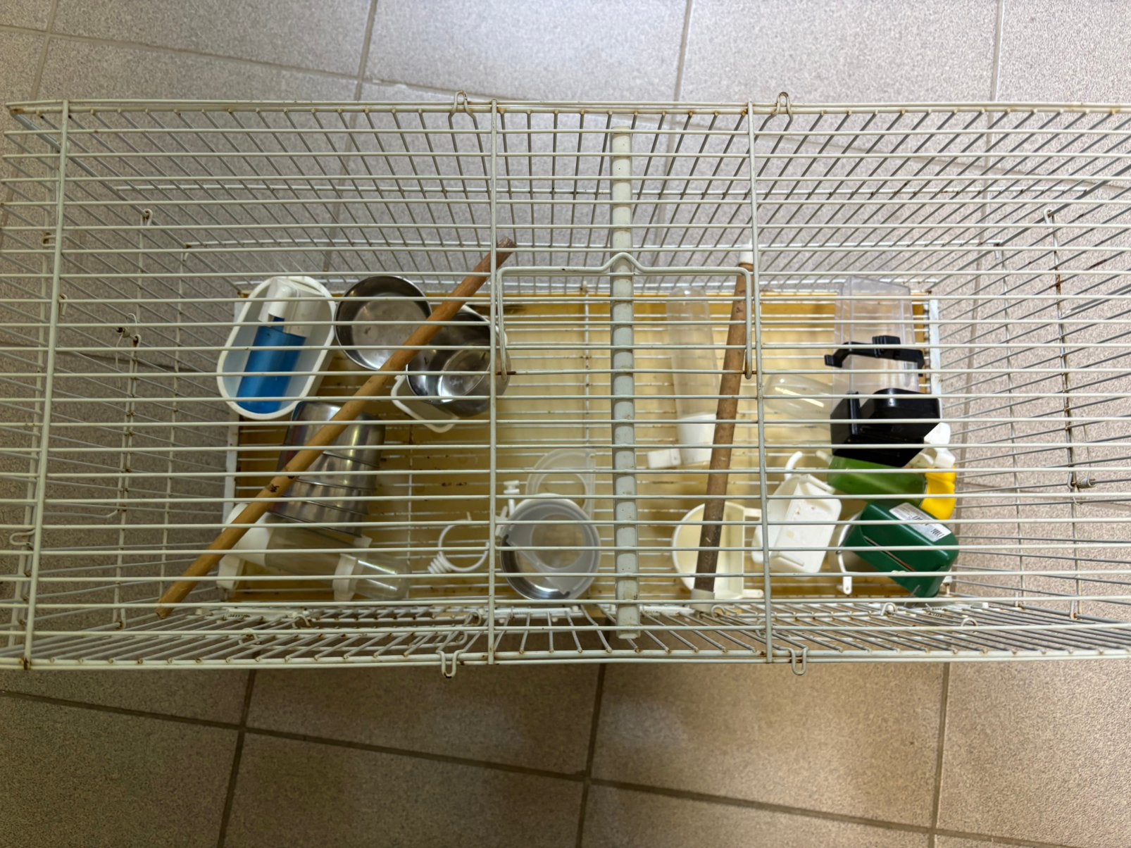 Vogelkooi met div voerbakjes, Parkiet