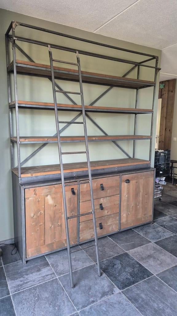 Industriële kast met ladder. Robuust & Uniek!, Huis en Inrichting, Kasten | Boekenkasten, Zo goed als nieuw, 150 tot 200 cm, 200 cm of meer