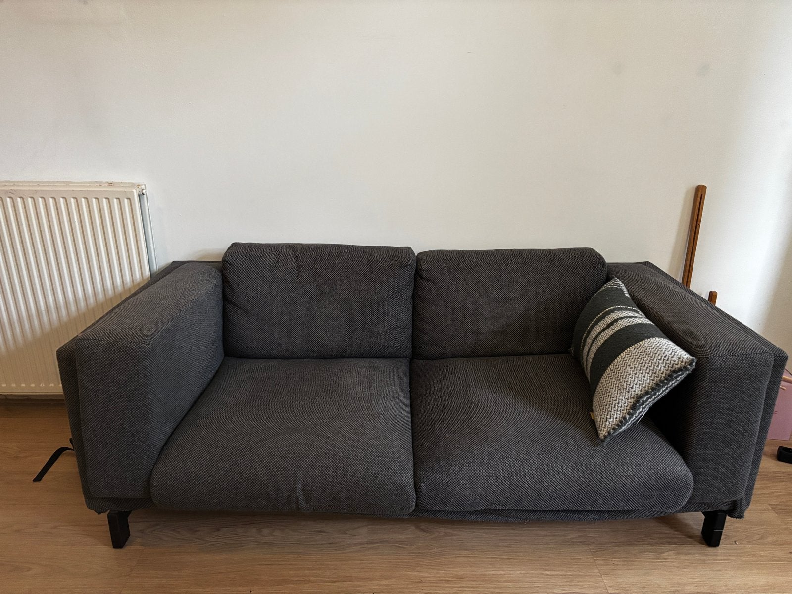Comfortabele tweepersoonsbank - Donkergrijs stof, Huis en Inrichting, Banken | Bankstellen, Ophalen, Gebruikt, 150 tot 200 cm