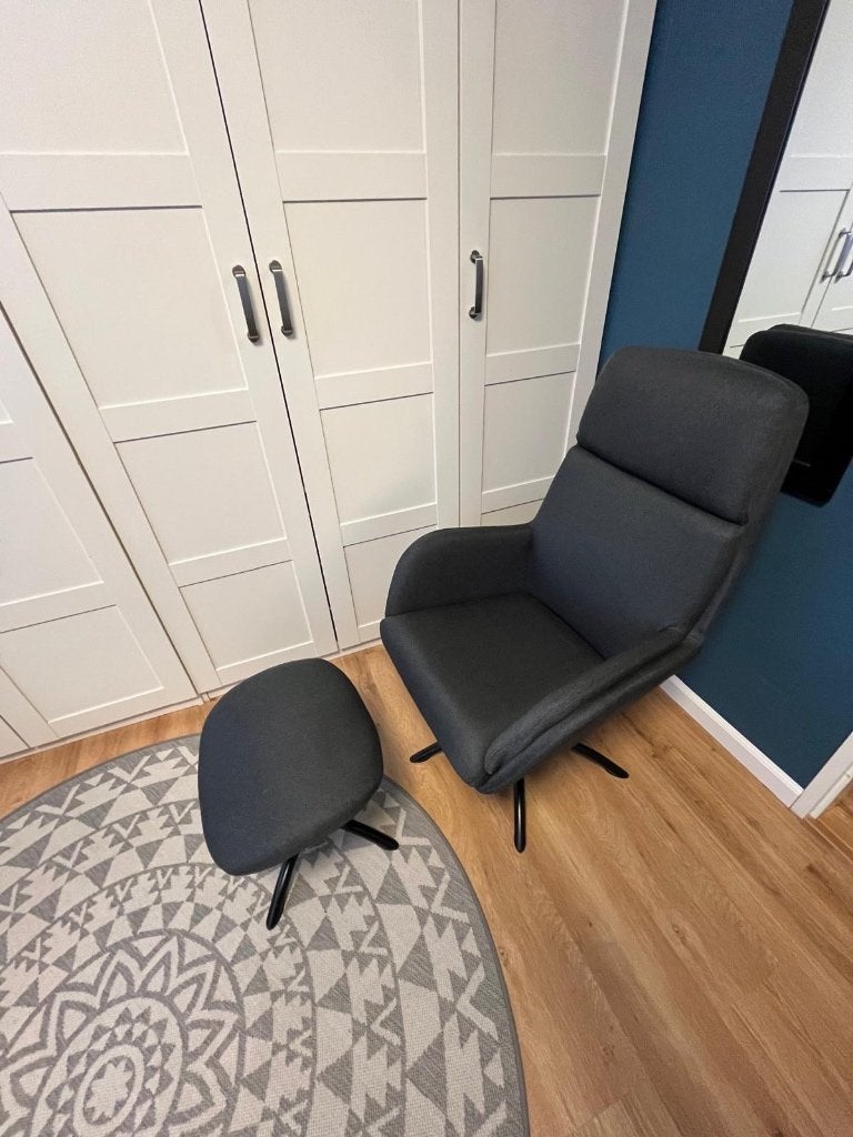 TANKEDAL Fauteuil TANKEDAL met voetenbank donkergrijze stof, Huis en Inrichting, Fauteuils, Ophalen, 75 tot 100 cm, Zo goed als nieuw