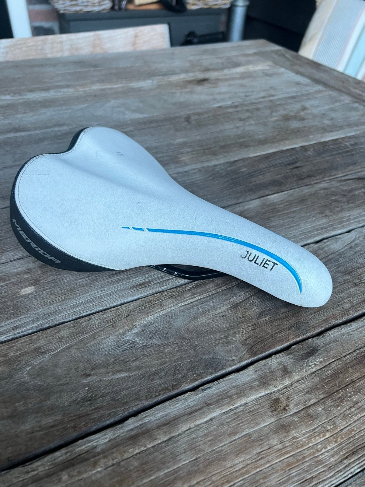 Merida Juliet fietszadel 2x- Wit met blauwe accenten, Elektrische fiets, Kunststof, Ophalen of Verzenden, Zo goed als nieuw